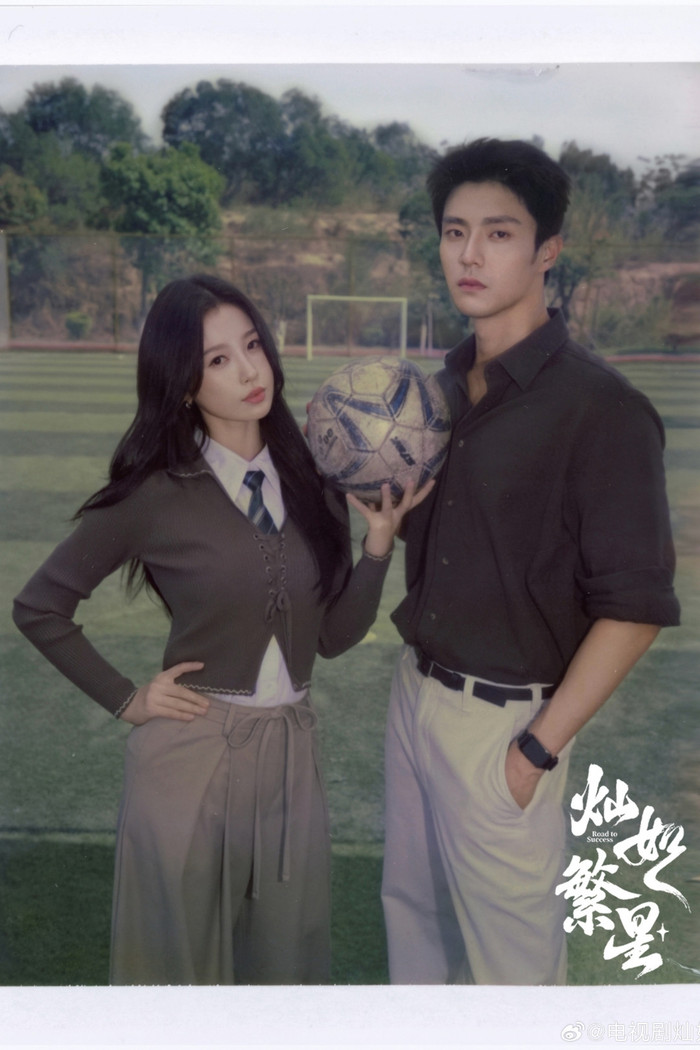 Ngu Thư Hân và Trần Tịnh Khả mang đến một câu chuyện thanh xuân - thể thao nhẹ nhàng nhưng giàu năng lượng. Phim chuyển thể từ tiểu thuyết Đường Hẹp của Trường Nhị, kể về hành trình của Lâm Vãn Tinh và Vương Pháp trong môi trường thể thao học đường. Tác phẩm đã hoàn tất ghi hình từ tháng 8/2025 và được kỳ vọng phát sóng trong năm 2026. Tuy vậy, đến nay vẫn chưa có lịch lên sóng chính thức, khiến khán giả không khỏi sốt ruột.