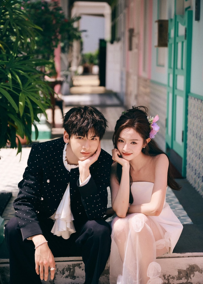 Ngô Tuyên Nghi và Trạch Tiêu Văn góp mặt trong dự án mang màu sắc hiện đại pha yếu tố kỳ ảo. Phim kể về nữ minh tinh Tân Lăng bất ngờ xuyên vào thế giới kịch bản, trở thành Diệp Tinh Tinh và đối mặt với những biến động giữa ranh giới thực - ảo. Tác phẩm đã khai máy từ tháng 8/2025 và từng tung trailer tại sự kiện chiêu thương của iQIYI, nhưng đến nay vẫn chưa có thêm thông tin về lịch phát sóng.