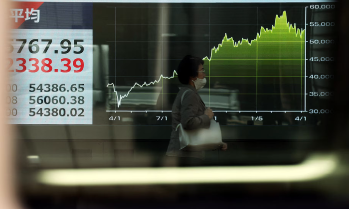 Nhà đầu tư theo dõi thị trường trong bối cảnh biến động. Ảnh: REUTERS