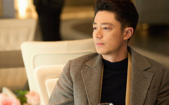 Trong Tại Sao Anh Áy Vẫn Độc Thân, nam diễn viên mang đến màu sắc hài hước, sắc sảo.