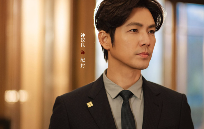 Trong Mật ngữ kỷ, hình tượng và ngoại hình tạo ra sự lệch pha nhất định.