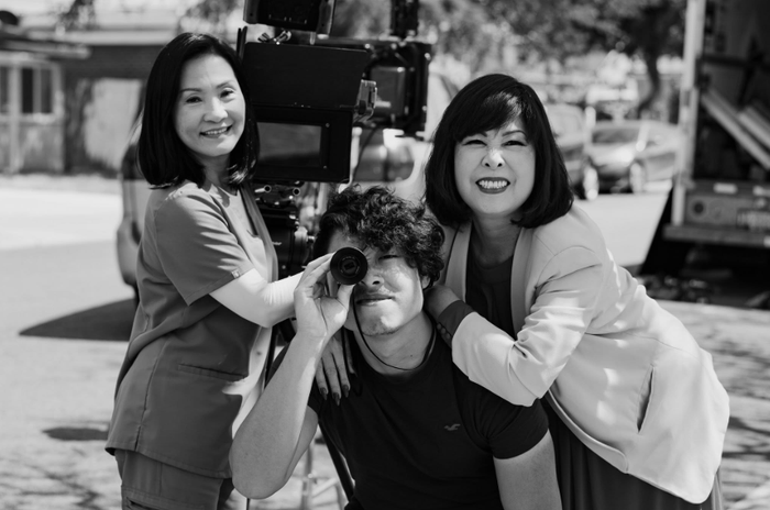 Ở chiều ngược lại, Little Saigon mở ra một không gian hoàn toàn khác khi khai thác đời sống người Việt xa xứ với nhiều vấn đề về bản sắc và gia đình