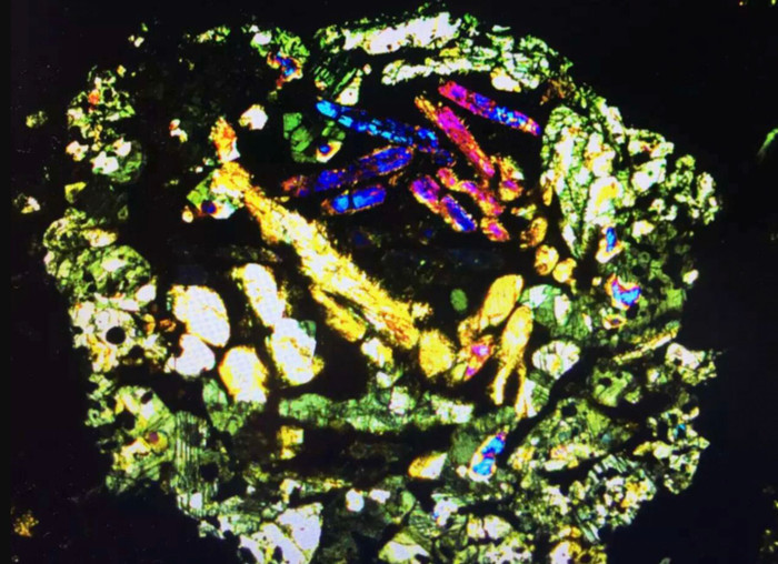 Hình ảnh các hạt chondrule trong thiên thạch dưới ánh sáng phân cực chéo. (Ảnh/Xinhua)