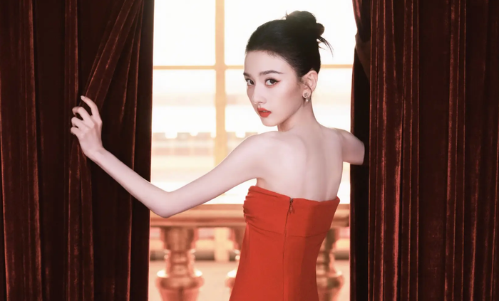 Vẻ đẹp sắc sảo và làn da trắng ngần giúp Tống Tổ Nhi nổi bật như một đóa hồng kiêu sa.