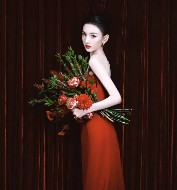 Tống Tổ Nhi khoe nhan sắc rạng rỡ và quyến rũ trong thiết kế váy đỏ ôm sát tại sự kiện mới nhất. Ảnh: Sohu