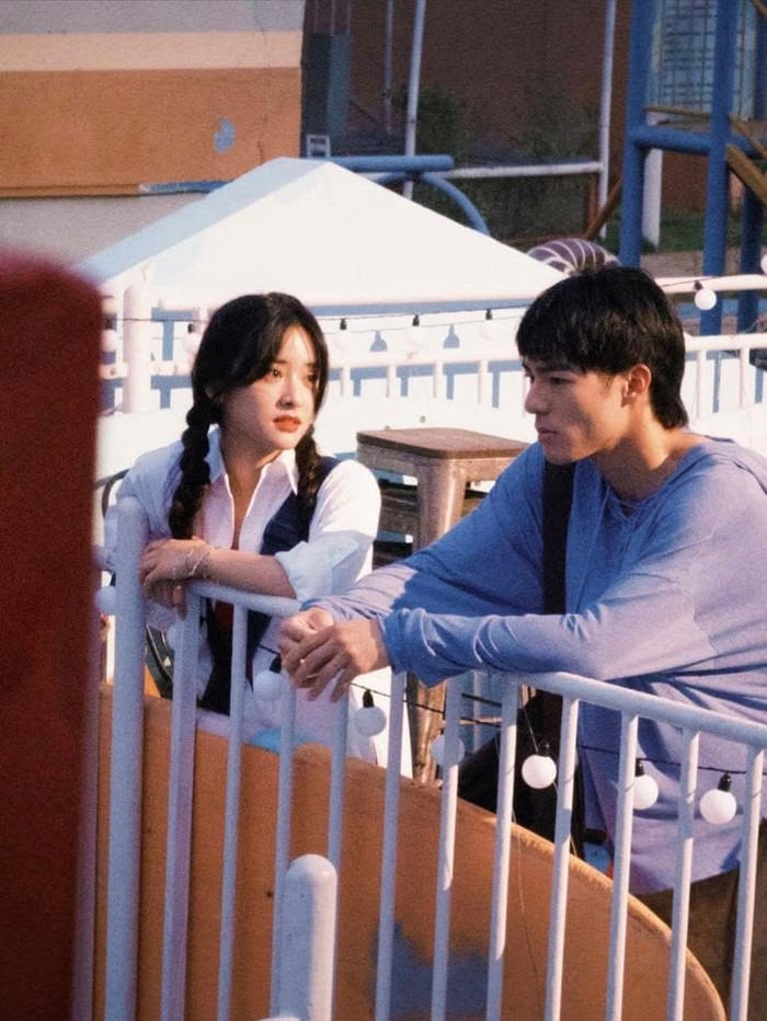 Phim có sự tham gia của Thẩm Nguyệt và Trần Hạo Sâm. Lấy cảm hứng từ Extraordinary You, tác phẩm đưa yếu tố giả tưởng vào câu chuyện tình cảm khi nữ chính nhận ra mình chỉ là nhân vật trong một thế giới hư cấu và tìm cách thay đổi số phận. Phim dự kiến dài 24 tập.