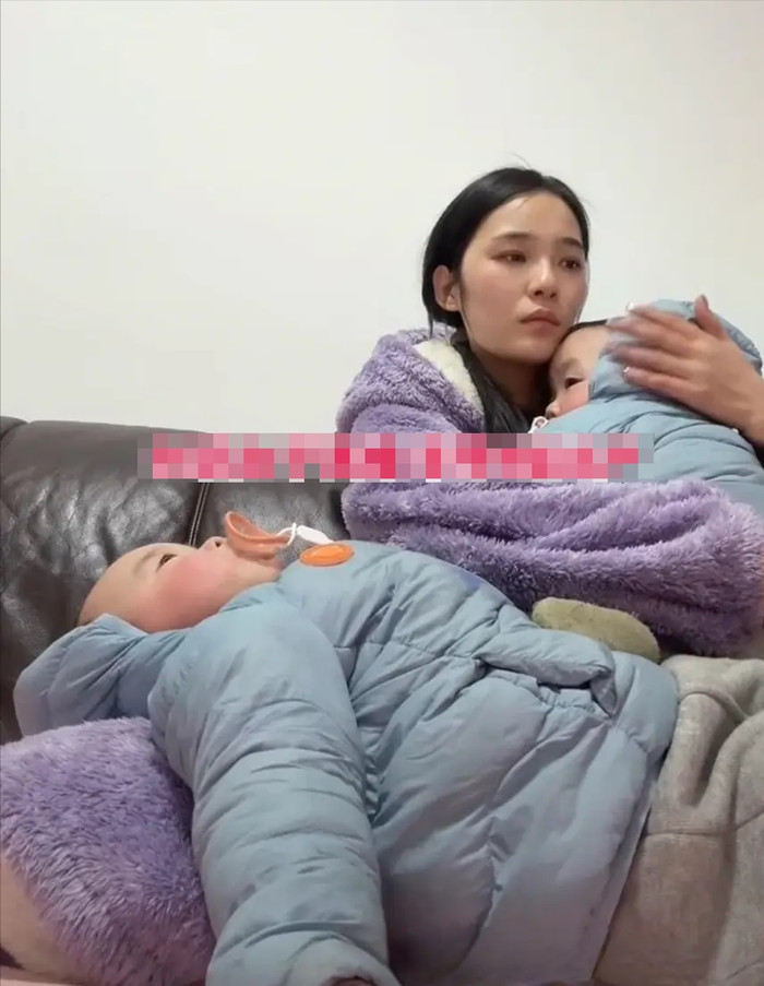 Ly hôn 'tay trắng' xong giành nuôi cả 4 con, người phụ nữ khiến cộng đồng mạng tranh cãi Ảnh 1