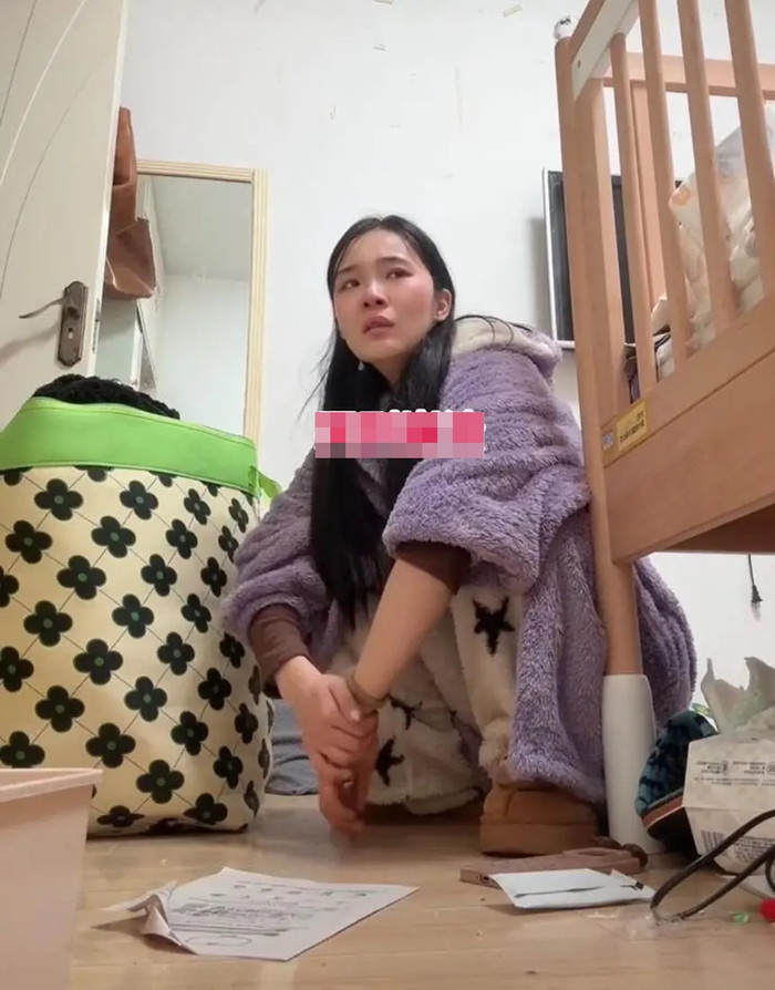 Ly hôn 'tay trắng' xong giành nuôi cả 4 con, người phụ nữ khiến cộng đồng mạng tranh cãi Ảnh 3