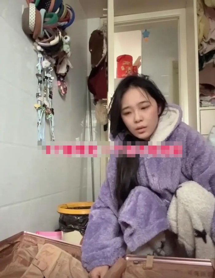 Ly hôn 'tay trắng' xong giành nuôi cả 4 con, người phụ nữ khiến cộng đồng mạng tranh cãi Ảnh 2