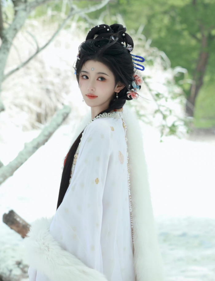 Khổng Tuyết Nhi vào vai Du Thiển Thiển trong Trục Ngọc.&nbsp;