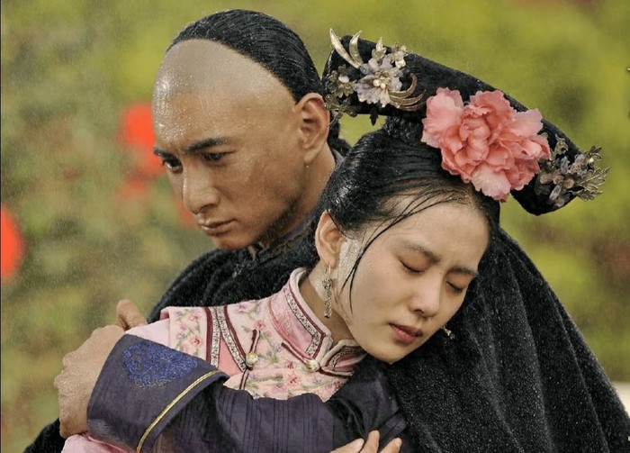 Bộ Bộ Kinh Tâm là một trong những tác phẩm xuyên không kinh điển lấy bối cảnh triều Thanh, nổi bật khi khắc họa sâu sắc bi kịch con người trong xã hội phong kiến, khác hẳn xu hướng phim ngôn tình nhẹ nhàng hiện nay. Càng về sau, câu chuyện càng trở nên đau lòng với những mối quan hệ chằng chịt giữa Nhược Hy và các hoàng tử, đẩy cảm xúc lên cao trào. Phim gây ấn tượng nhờ xây dựng tuyến nhân vật đa chiều, những màn đấu trí nơi triều đình cùng cách cài cắm chi tiết tinh tế, khiến khán giả xem đi xem lại nhiều lần.