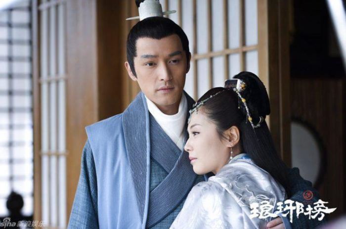 Lang Nha Bảng sau hơn một thập kỷ lên sóng vẫn được xem là tượng đài của dòng phim quyền mưu, gần như không có đối thủ thay thế. Tác phẩm ghi điểm với kịch bản chặt chẽ, từng kế sách liên kết logic và liên tục tạo bất ngờ, đồng thời đan xen cảm xúc sâu lắng. Dù bản truyền hình đã lược bỏ nhiều chi tiết từ nguyên tác, nhưng vẫn được đánh giá là chuyển thể xuất sắc, đạt điểm số 9.4 trên Douban và trở thành một trong những 'thần kịch' hiếm hoi của màn ảnh Hoa ngữ.