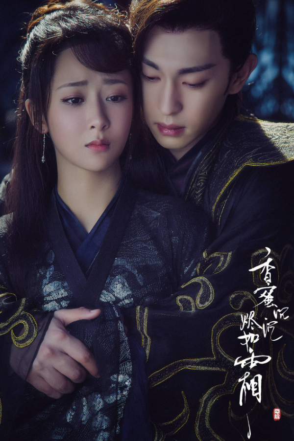 Hương Mật Tựa Khói Sương lên sóng hè 2018, đối đầu trực tiếp với hiện tượng Diên Hi Công Lược nhưng vẫn giữ được sức hút mạnh mẽ. Đây là một trong số ít phim cổ trang thần tượng đạt cả độ hot lẫn đánh giá cao, với điểm Douban 7.8, mức hiếm trong dòng phim này. Tác phẩm được khen ngợi nhờ chuyển thể thành công từ tiểu thuyết, cùng diễn xuất giàu cảm xúc của Dương Tử, Đặng Luân và La Vân Hi, mang đến câu chuyện tình vừa ngọt ngào vừa bi thương, dễ khiến người xem 'nghiện' ngay từ những tập đầu.