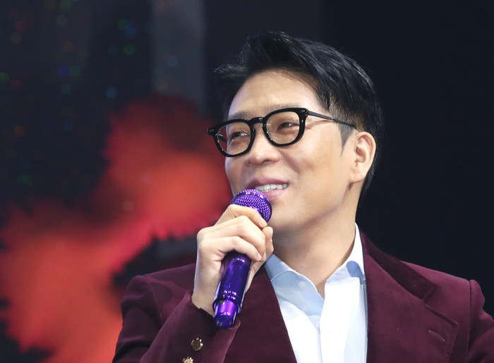 &nbsp;MC Mong bị đồn bán tòa nhà cho Noh Hong Cheol. (Ảnh: Koreabooo)