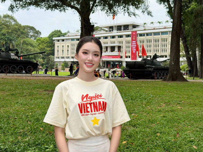 Phương Oanh thể hiện hình ảnh dịu dàng, thanh lịch sau gần một tháng đăng quang. Ảnh: FBNV