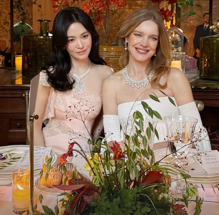 Song Hye Kyo tự tin 'đọ sắc' với người mẫu nước Nga. Ảnh: Instagram sangsanghun