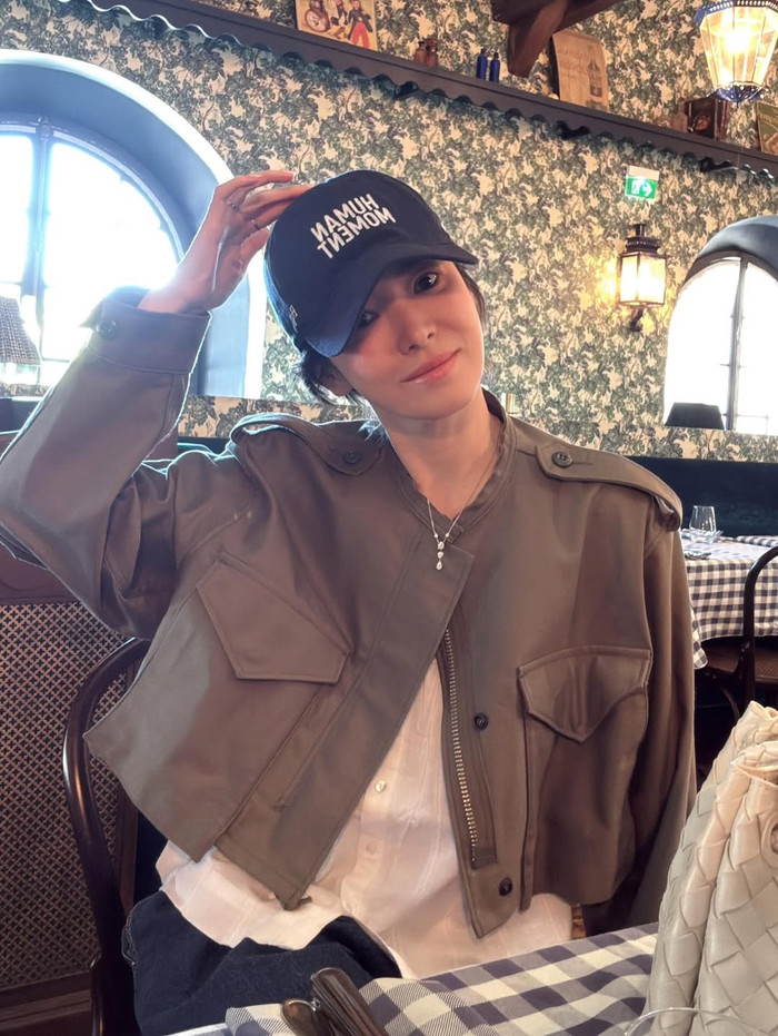 Song Hye Kyo thoải mái ăn diện giản dị, để lộ mặt mộc trong cuộc sống đời thường. Ảnh: IGNV