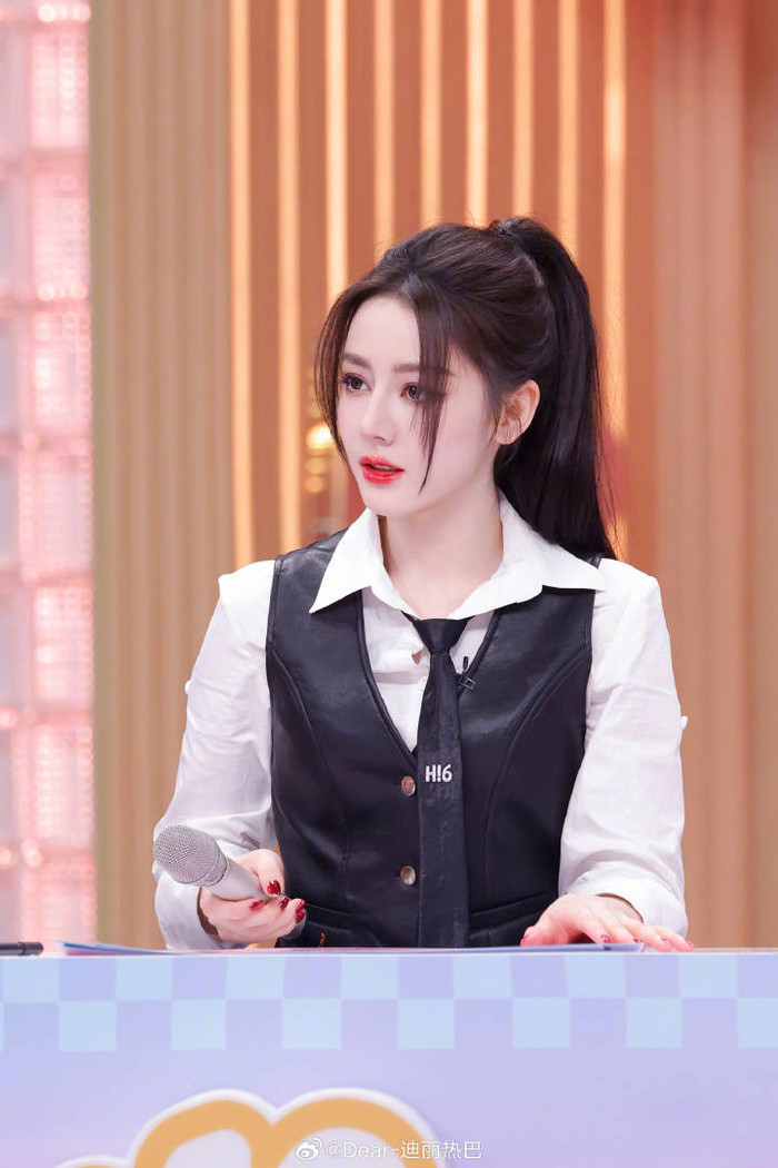 Địch Lệ Nhiệt Ba hiện vẫn độc thân và lựa chọn giữ kín đời tư với công chúng. Ảnh: Weibo