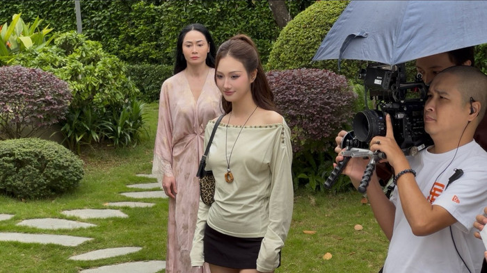 Phân đoạn Diễm (Khánh Ly) trò chuyện với bà Dung (NSƯT Quách Thu Phương) trong phim Bước Chân Vào Đời khiến nhiều người thích thú. Ảnh: FBNV