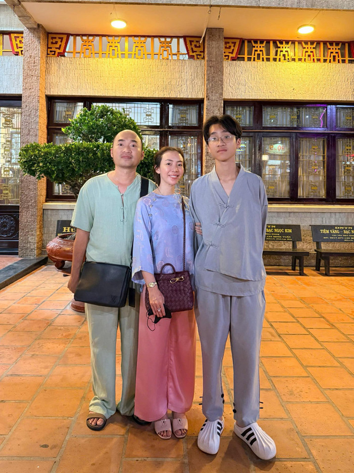 &nbsp;Thu Trang cùng ông xã Tiến Luật trong buổi du lịch. (Ảnh: FBNV)