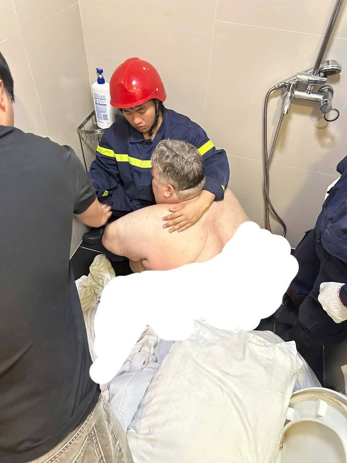 Lực lượng chức năng giải cứu thành công nam du khách. Ảnh: Công an TP Đà Nẵng