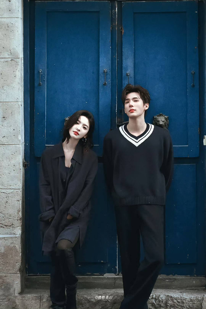 Ngay từ những hình ảnh đầu tiên được hé lộ, cặp đôi đã nhanh chóng thu hút sự chú ý nhờ visual hài hòa, dễ tạo thiện cảm.