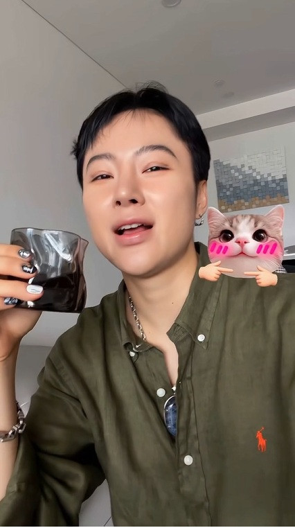 Nhiều khán giả khuyên Angela Phương Trinh nên cân bằng công việc, dành thời gian nghỉ ngơi.