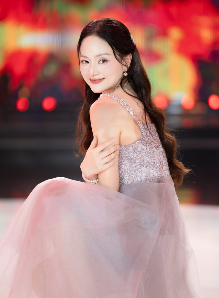 Trong chia sẻ gần đây, nữ diễn viên thẳng thắn cho biết cô 'hạnh phúc hơn nhiều so với một năm trước'.