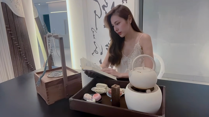 Hình ảnh mới đây của ca sĩ Thủy Tiên.