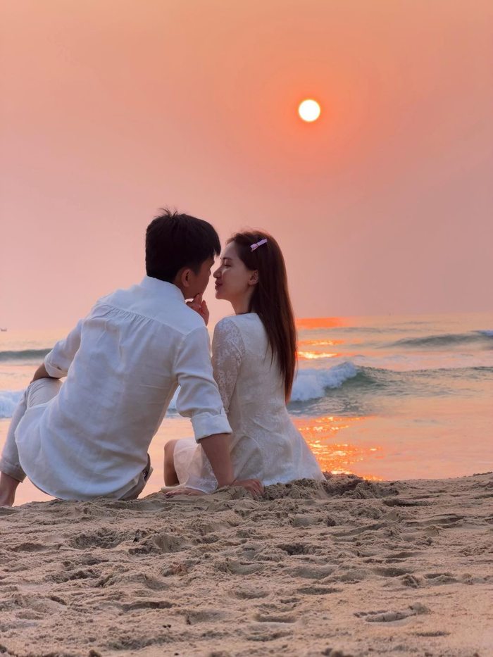 Cặp đôi khiến mạng xã hội 'tan chảy' với những khoảnh khắc ngọt ngào. (Ảnh: FBNV)