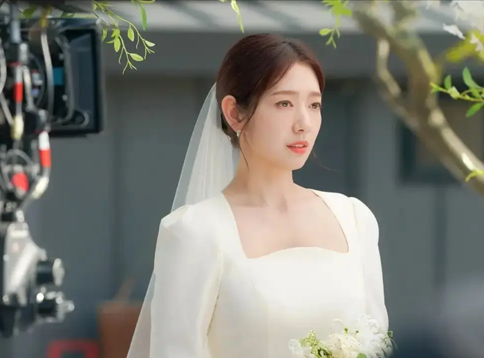 Park Shin-hye trong bộ phim truyền hình Hàn Quốc Thẩm phán từ địa ngục (The Judge from Hell), phát hành năm 2024.&nbsp;