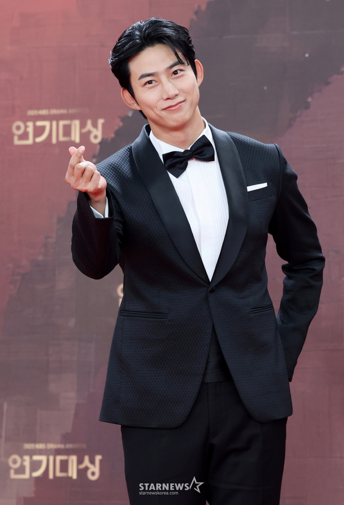 Trước đó, Ok Taecyeon đã trực tiếp thông báo tin kết hôn đến người hâm mộ thông qua một bức thư tay.