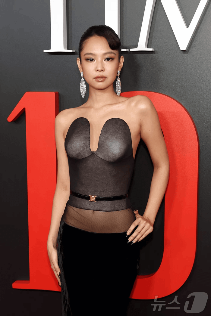 Jennie diện váy xuyên thấu lạ mắt trong lần xuất hiện mới nhất. Ảnh: News1