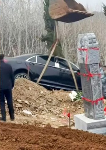 Gia đình chôn xe hơi gần 4 tỷ đồng theo người mất, gây ra tranh cãi dữ dội Ảnh 2