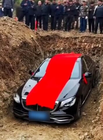 Gia đình chôn xe hơi gần 4 tỷ đồng theo người mất, gây ra tranh cãi dữ dội Ảnh 1