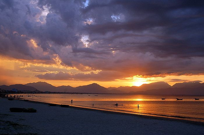 Biển Đà Nẵng về đêm.