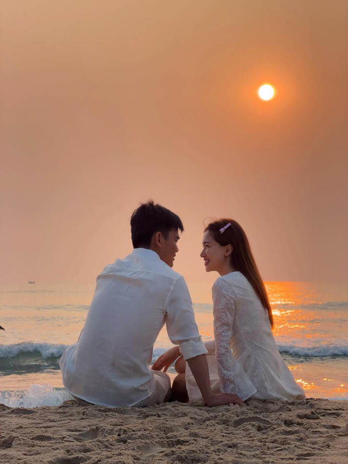 Hoà Minzy và chồng Văn Cương đang có chuyến du lịch Đà Nẵng đáng yêu và ngọt ngào.