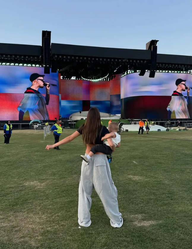 Hailey Bieber và con trai tại Coachella. Ảnh: IGNV