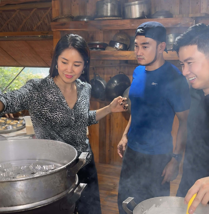 Lê Phương thân tình bên đồng nghiệp.