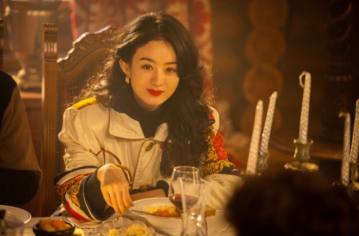 Trong khi đó, Triệu Lệ Dĩnh lại tạo dấu ấn với hành trình chuyển mình qua các dự án như Gió thổi bán hạ