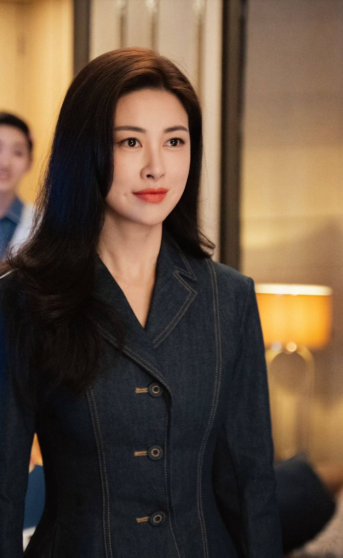 Ở vị trí thứ tư, Mật Ngữ Kỷ có sự tham gia của Chung Hán Lương (vai Kỷ Phong) và Chu Châu (vai Hứa Mật Ngữ), được xem là điểm sáng của dòng phim đô thị khi tập trung vào môi trường công sở và hành trình phát triển của nhân vật. Kịch bản tương đối chắc tay, hạn chế tình tiết kịch tính hóa quá mức, giúp bộ phim tạo được sự khác biệt trong bối cảnh nhiều tác phẩm cùng thể loại đang rơi vào lối mòn.