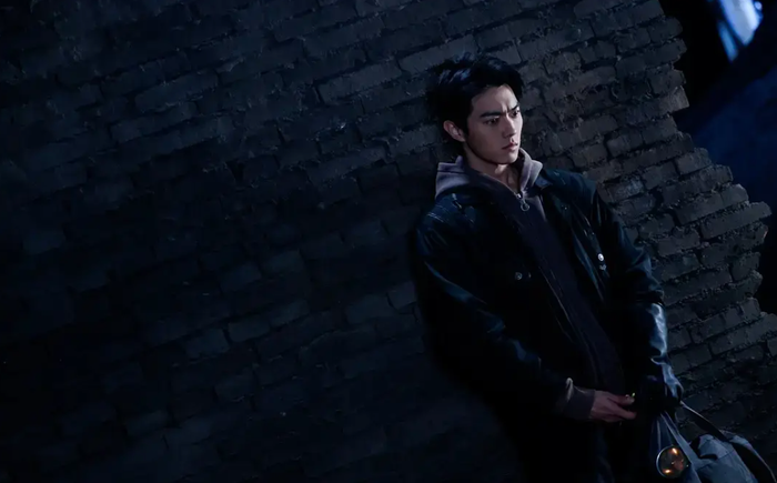 Xếp thứ hai là Phạm Vi 800 Mét, quy tụ dàn diễn viên gồm: Hứa Khải (vai Trần Huy), Đinh Dũng Đại (vai Trần Hồng Binh), Đặng Ân Hy (vai Chu Tiểu Kiều). Dù mang màu sắc hình sự, bộ phim lại thiên về khai thác đời sống gia đình và tâm lý nhân vật, khiến nhịp phim bị đánh giá là thiếu cao trào ở một số phân đoạn, nhưng vẫn giữ được lượng người xem ổn định nhờ đề tài gần gũi và dàn diễn viên có sức hút.