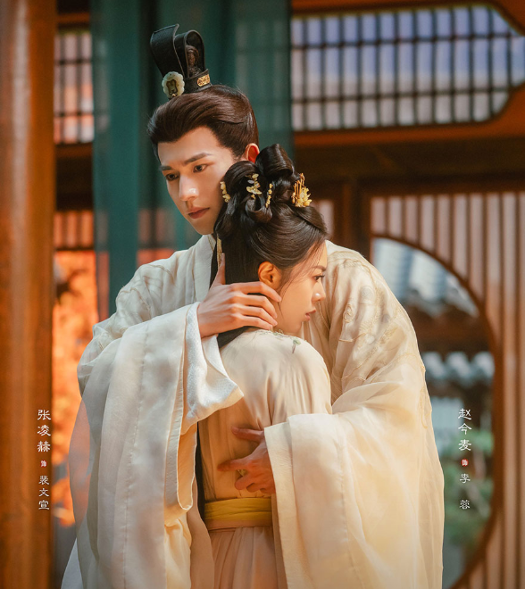 Độ Hoa Niên gây chú ý khi khai thác mô-típ cưới trước yêu sau kết hợp yếu tố trùng sinh. Phim xoay quanh Trưởng công chúa Lý Dung và Thừa tướng Bùi Văn Tuyên - cặp đôi từng là vợ chồng nhưng kết thúc trong bi kịch vì hiểu lầm. Sau khi sống lại ở tuổi 18, cả hai lựa chọn hợp tác để thay đổi số phận, từng bước tháo gỡ các âm mưu nơi triều đình. Diễn xuất của Trương Lăng Hách và Triệu Kim Mạch góp phần tạo nên sức hút cho câu chuyện kéo dài 40 tập, đặc biệt ở sự chuyển biến tâm lý nhân vật.