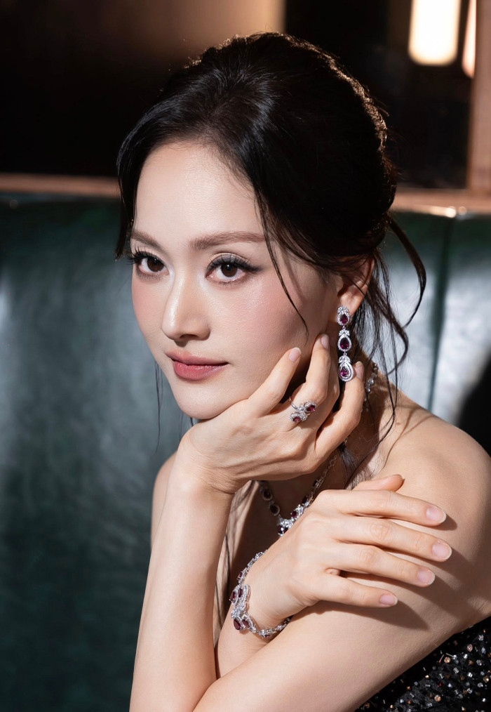 Lan Phương không thu mình sau biến cố mà tiếp tục giữ nhịp làm việc đều đặn.