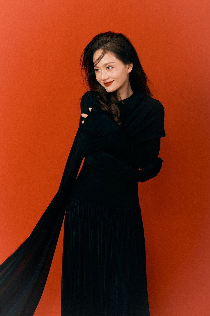 Sau gần hai thập kỷ làm nghề, Lan Phương vẫn giữ được sự linh hoạt và bền bỉ trong diễn xuất.