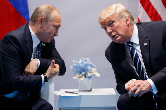 Tổng thống Donald Trump trao đổi với Tổng thống Nga Vladimir Putin tại Hội nghị Thượng đỉnh G20 ở Hamburg năm 2017. (Ảnh: Evan Vucci/AP)