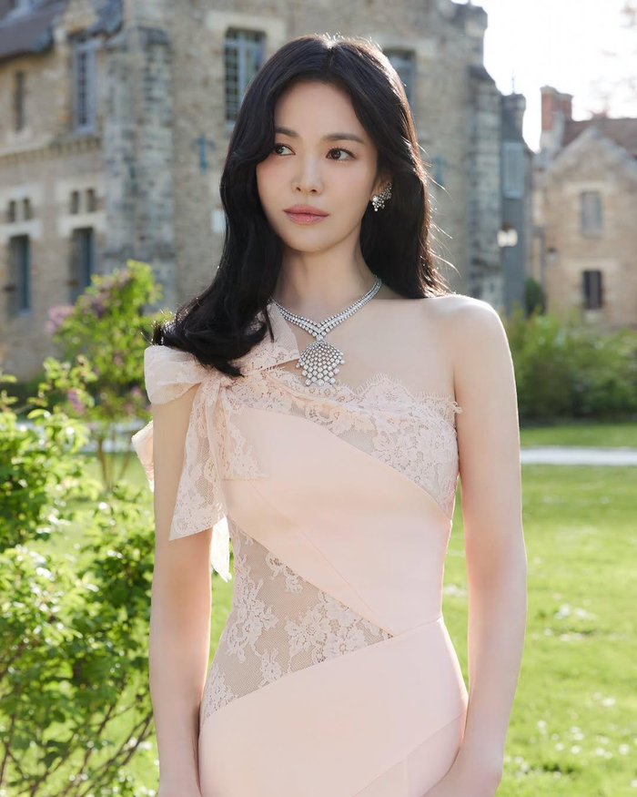 Song Hye Kyo trong lần hiếm hoi diện váy xuyên thấu.
