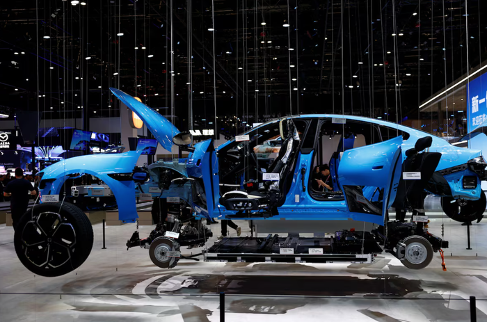 Các linh kiện của Xiaomi SU7 được trưng bày tại gian hàng Xiaomi trong Triển lãm Ô tô Quốc tế Bắc Kinh (Auto China), tại Bắc Kinh, Trung Quốc, ngày 24 tháng 4 năm 2026. Ảnh: REUTERS/Tingshu Wang.