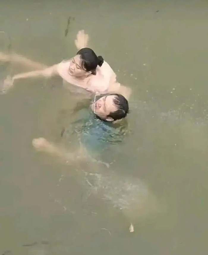 Nhảy xuống sông cứu cô gái đuối nước, người đàn ông ăn trọn cú tát vì sự cố khó đỡ Ảnh 2
