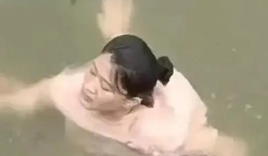 Nhảy xuống sông cứu cô gái đuối nước, người đàn ông ăn trọn cú tát vì sự cố khó đỡ Ảnh 1